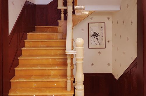 西乡塘中式别墅室内汉白玉石楼梯的定制安装装饰效果